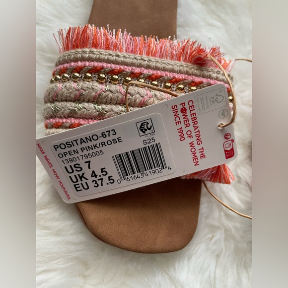 New! Roxy Sandals - Picture 2 of 3